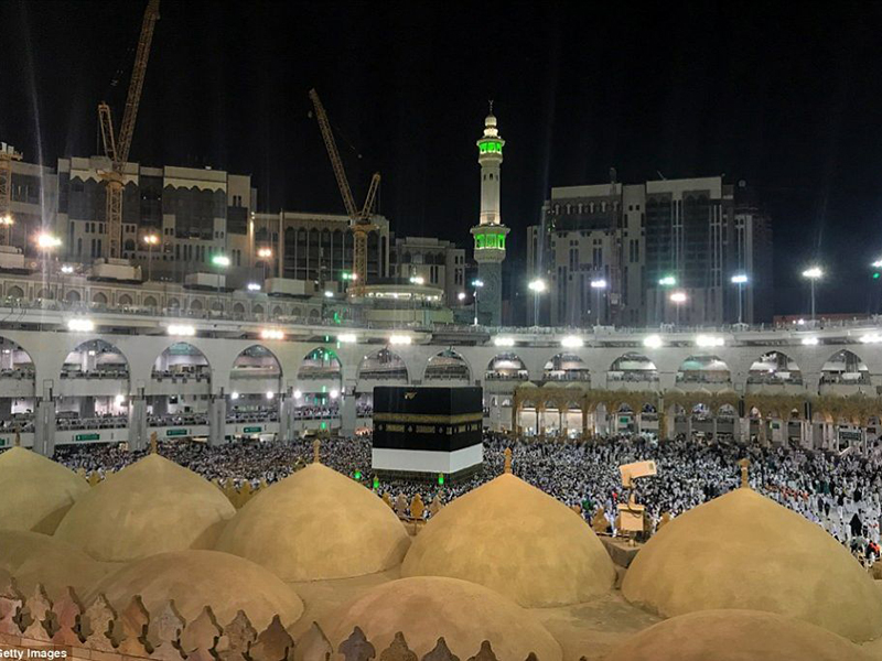بالصور: أكثر من مليون حاج يصلون الديار المقدسة لأداء فريضة الحج